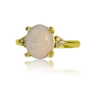 18kt Yellow Gold and White Opal ring