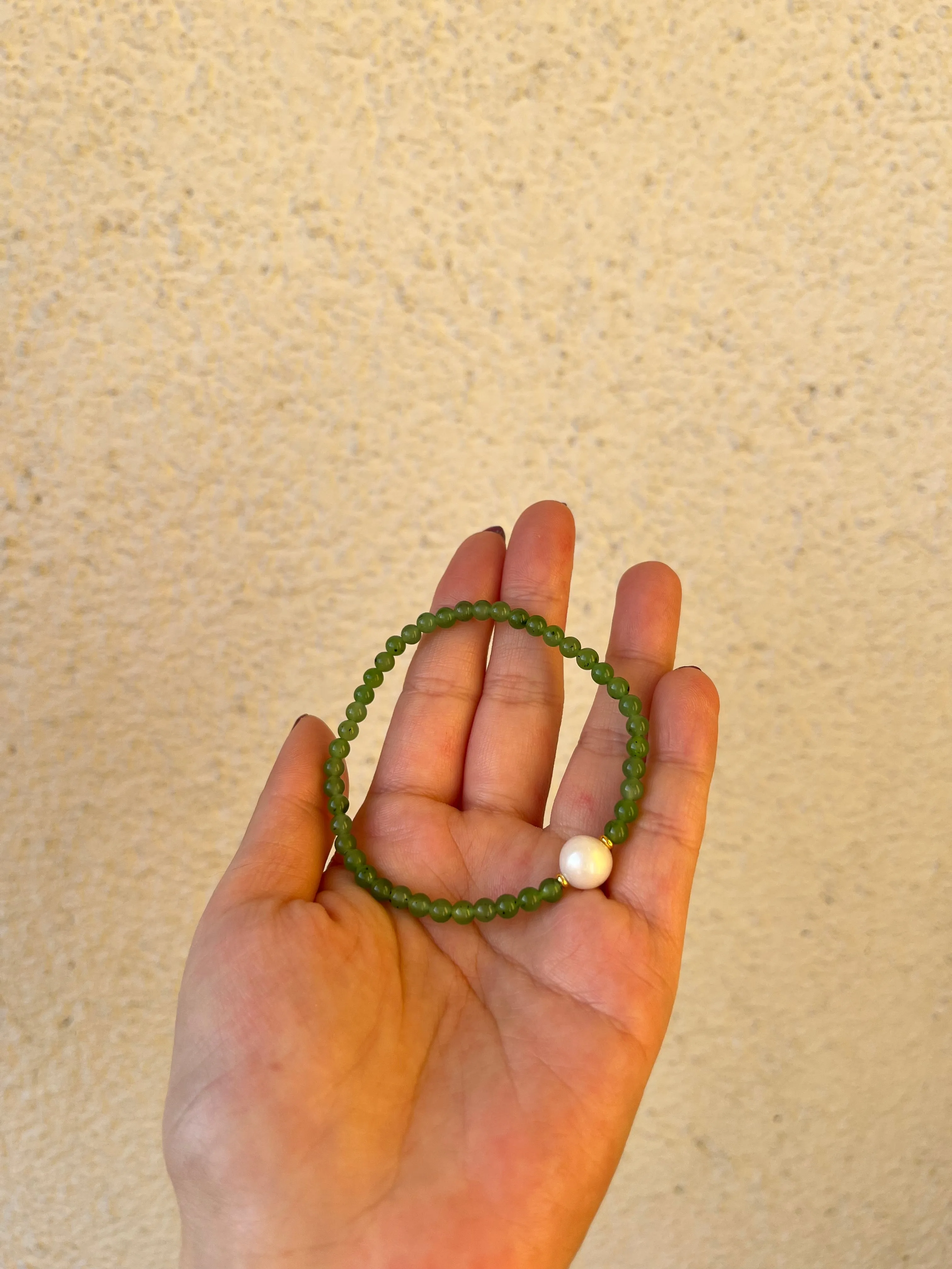 Green Nephrite Jade Beaded Bracelet with a Pearl